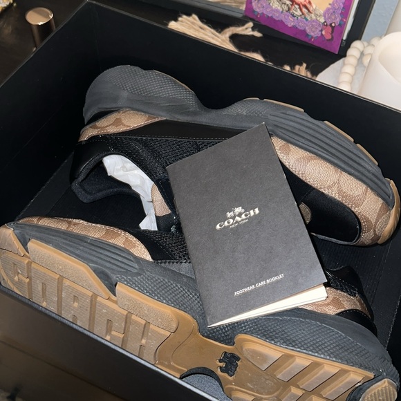 Coach - Picture 2 of 6